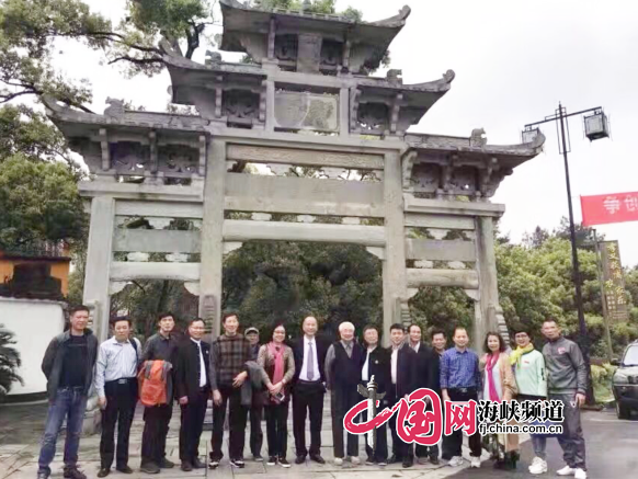 “文化下鄉(xiāng)”公益筆會(huì)活動(dòng)朋友合影留念